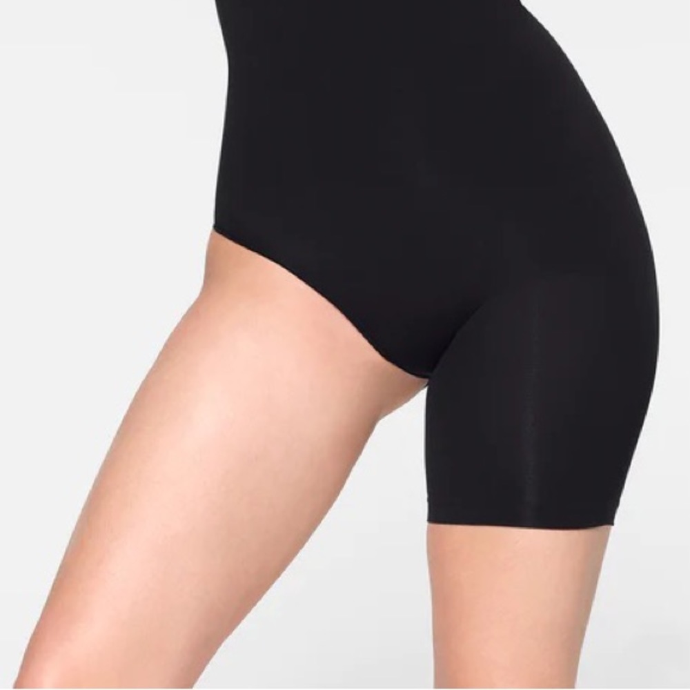 SKIMS Seamless Sculpt Solution Short RIGHT Leg Exposed Black Size S/M New